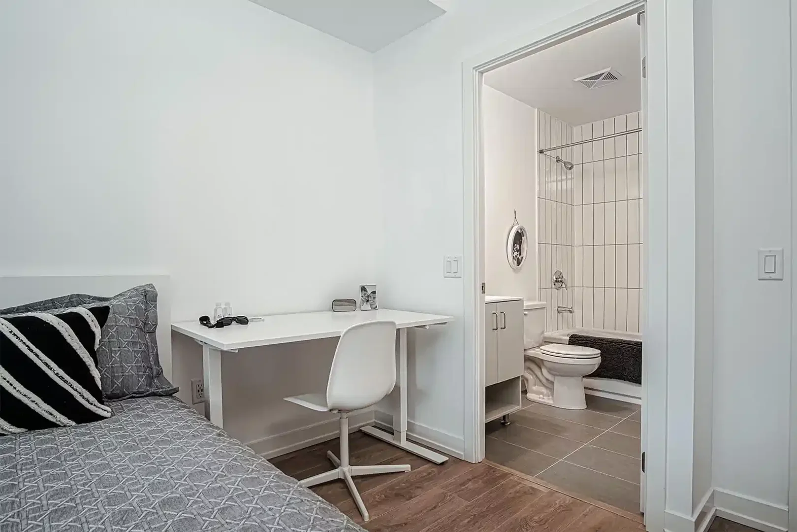 Habitación estudiantil luminosa y aireada con fácil acceso a la universidad en 