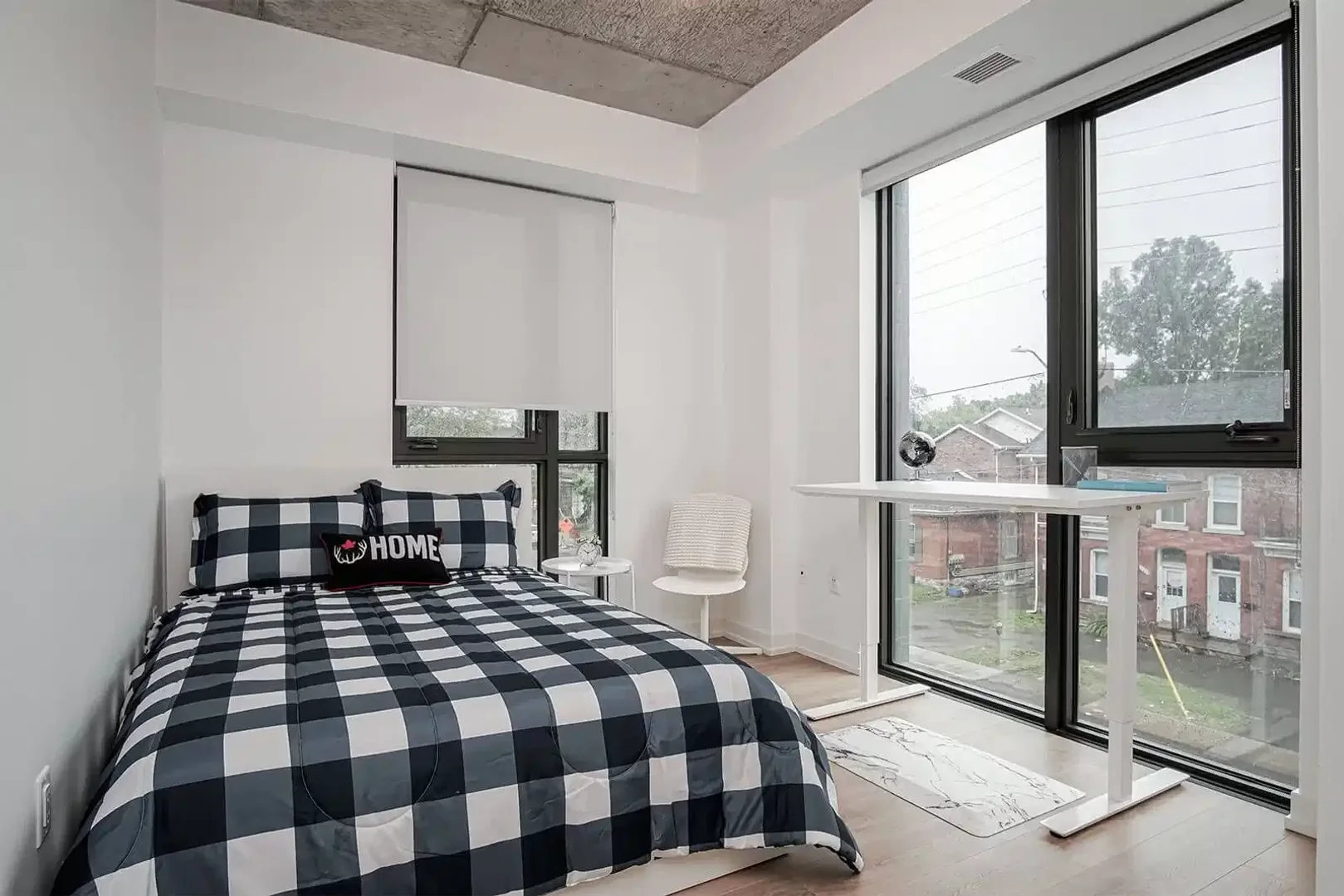 Functional student room perfect for studying in 