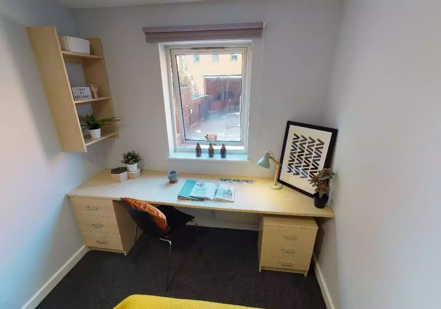 Quarto de estudante em  com área de estudo e instalações partilhadas