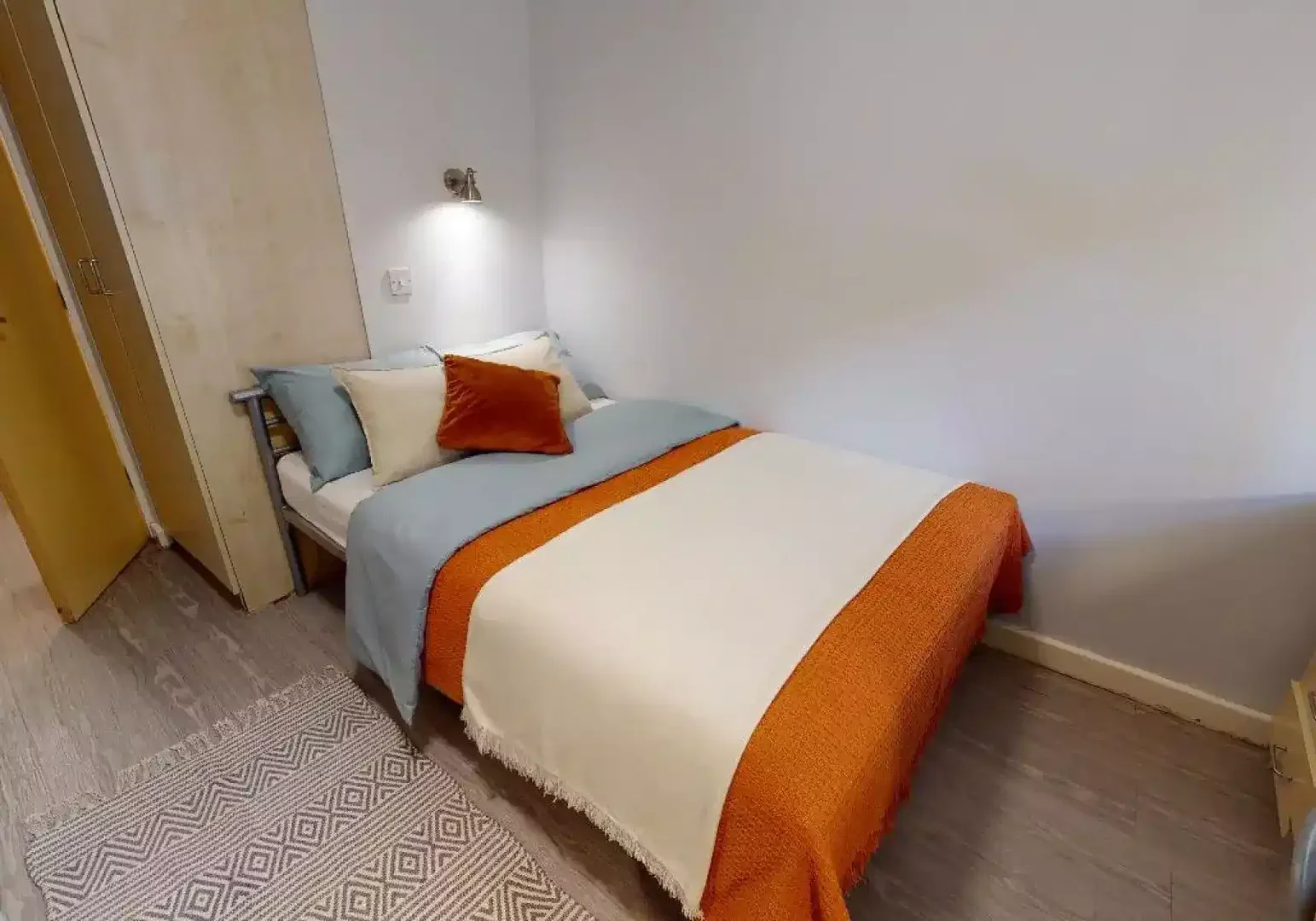 Chambre abordable pour les étudiants avec un bon éclairage dans 