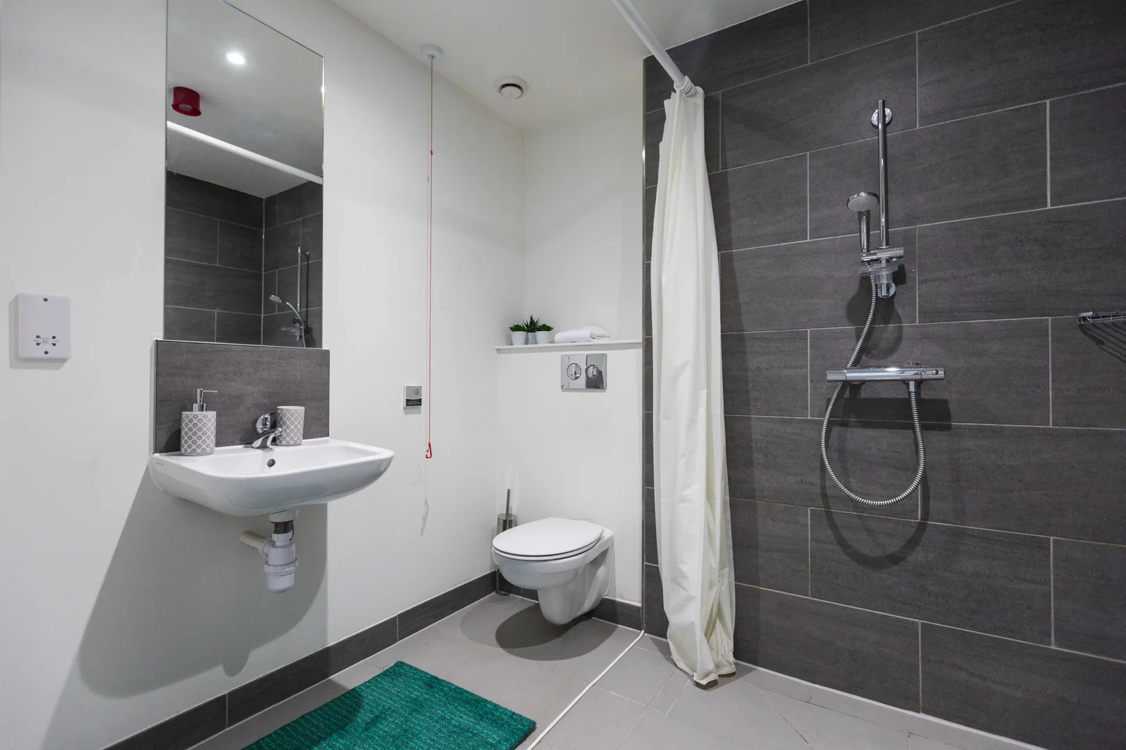Habitación estudiantil luminosa y aireada con fácil acceso a la universidad en 