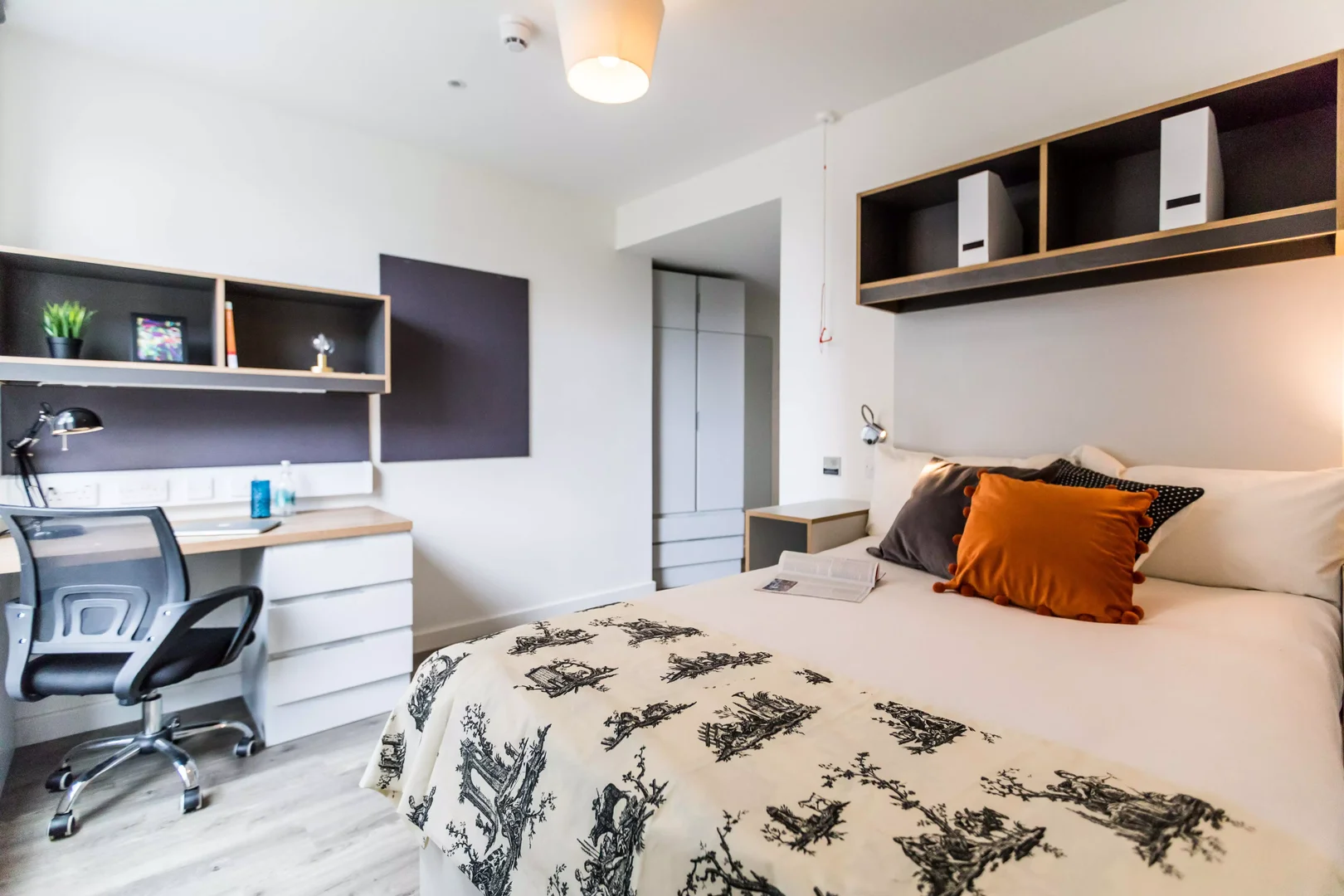 Habitación estudiantil amplia y cómoda en 