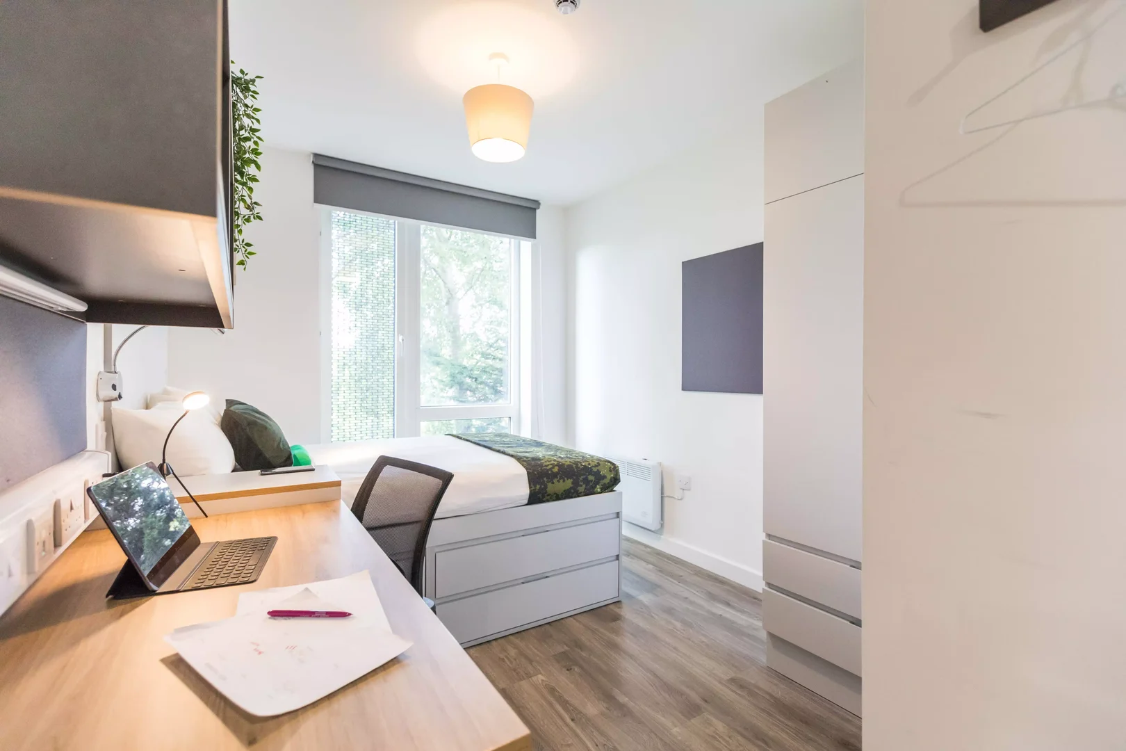 Studentenzimmer in  mit Arbeitsbereich und Gemeinschaftseinrichtungen