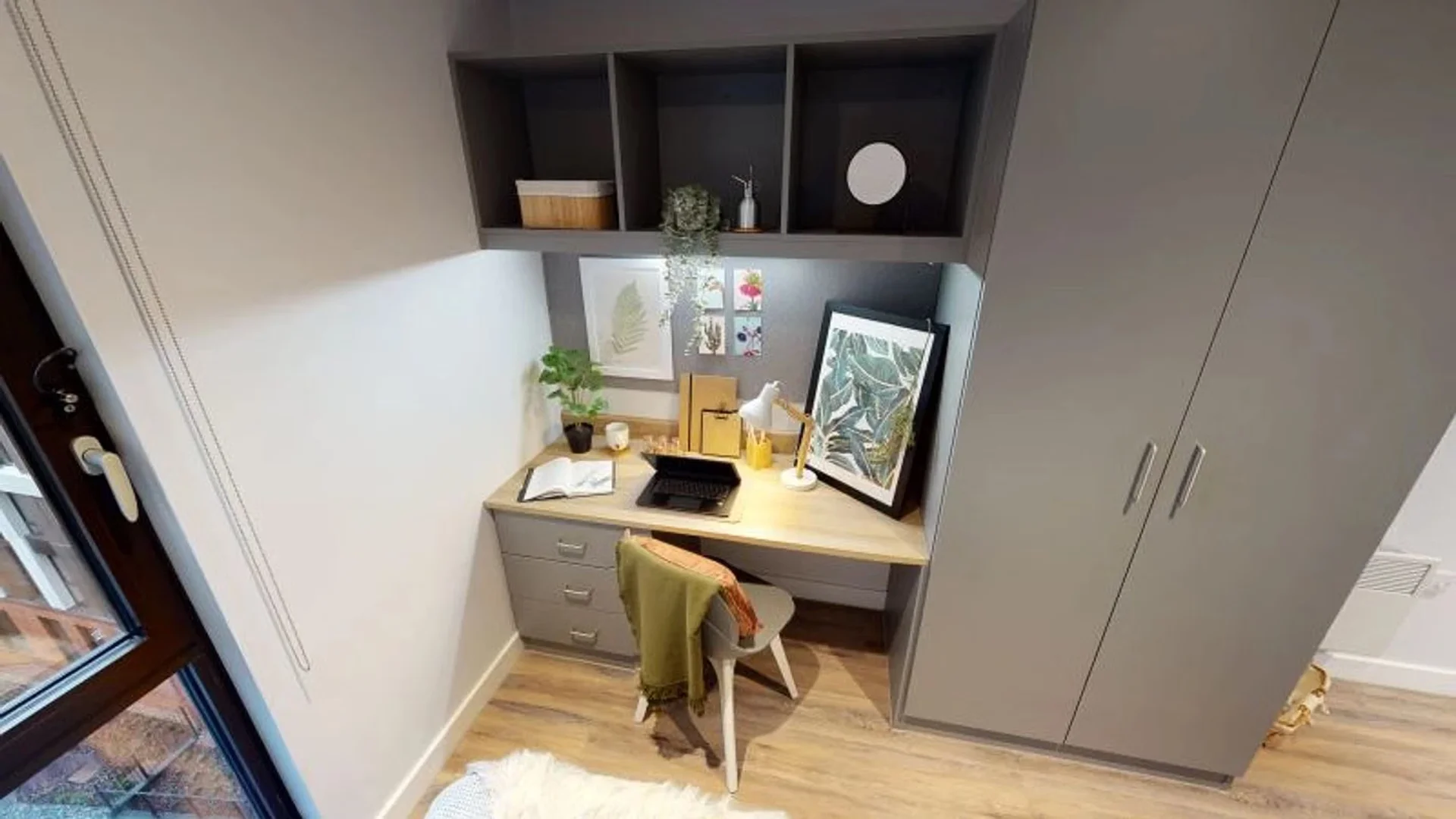 Studentenzimmer in mit Arbeitsbereich und Gemeinschaftseinrichtungen