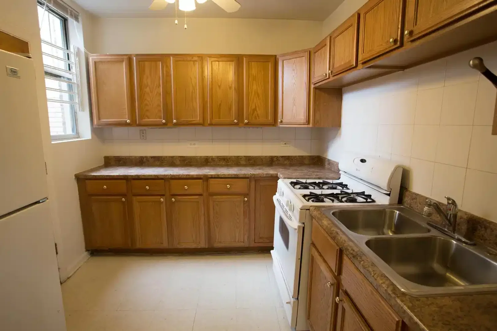 Habitación estudiantil luminosa y aireada con fácil acceso a la universidad en 
