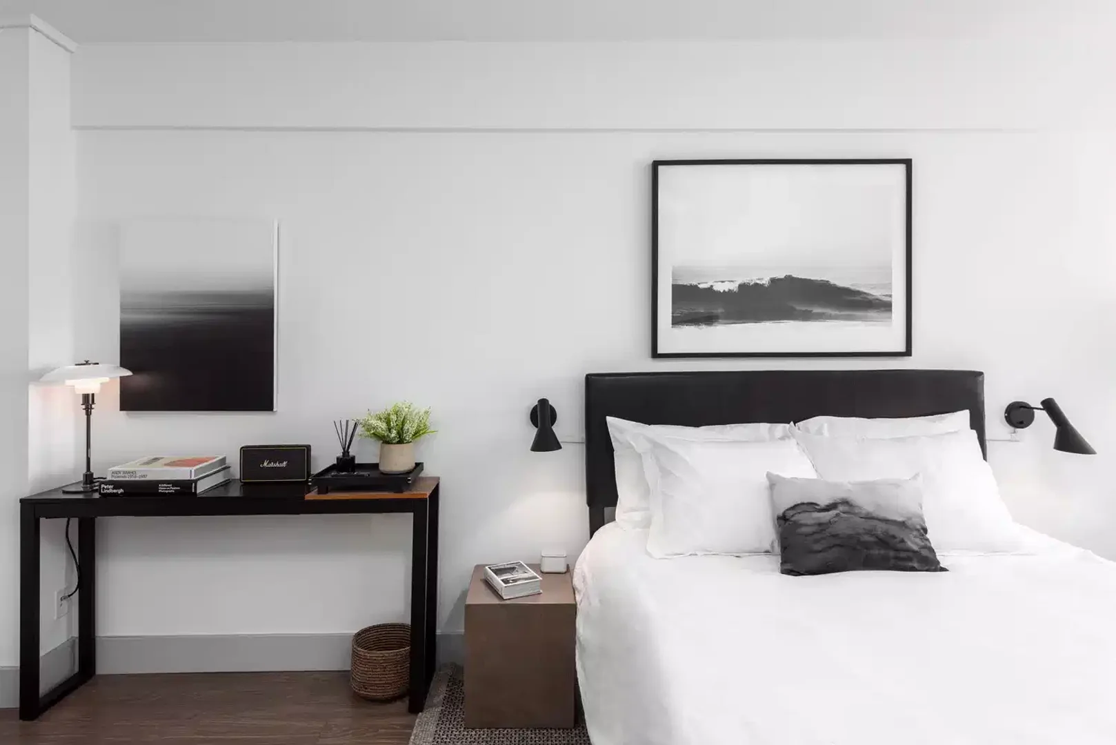 Quarto acessível para estudantes com iluminação ampla em 