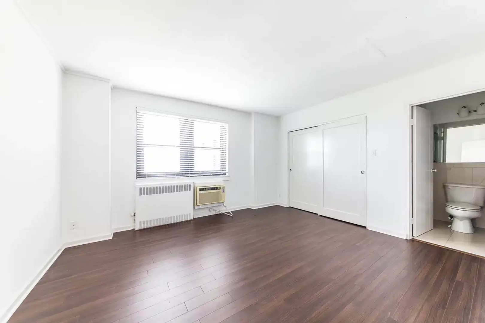 Quarto de estudante em  com área de estudo e instalações partilhadas