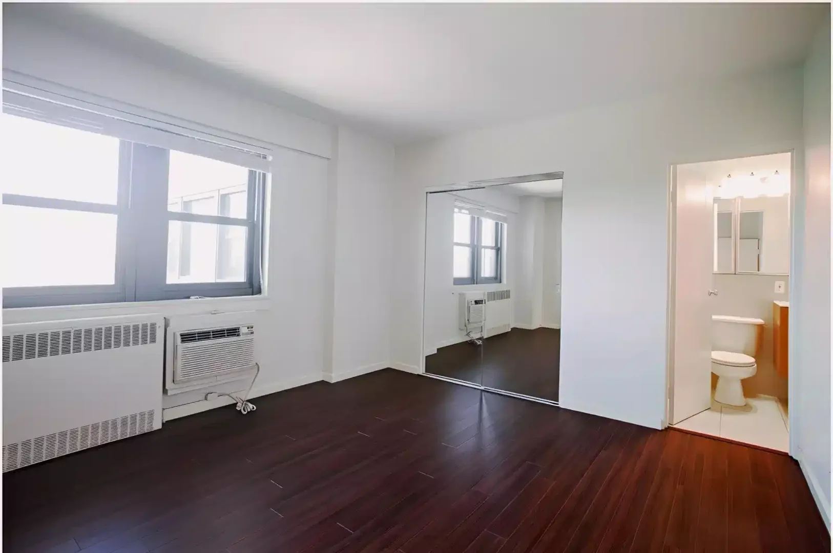 Quarto acessível para estudantes com iluminação ampla em 