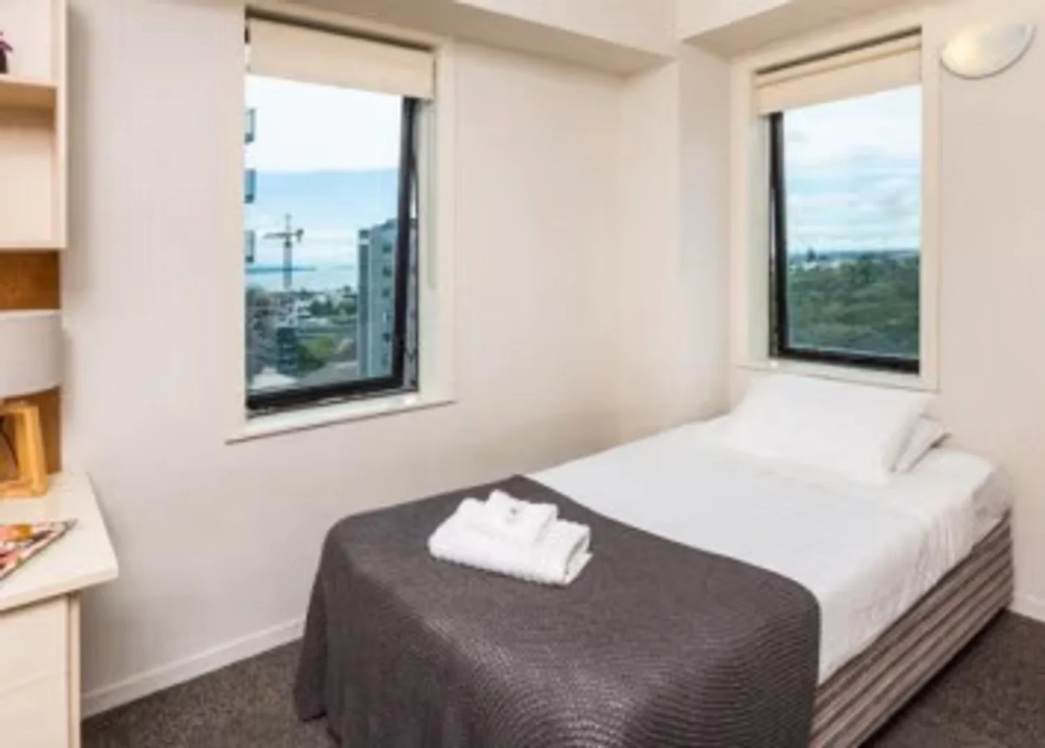 Quarto de estudante em  com área de estudo e instalações partilhadas