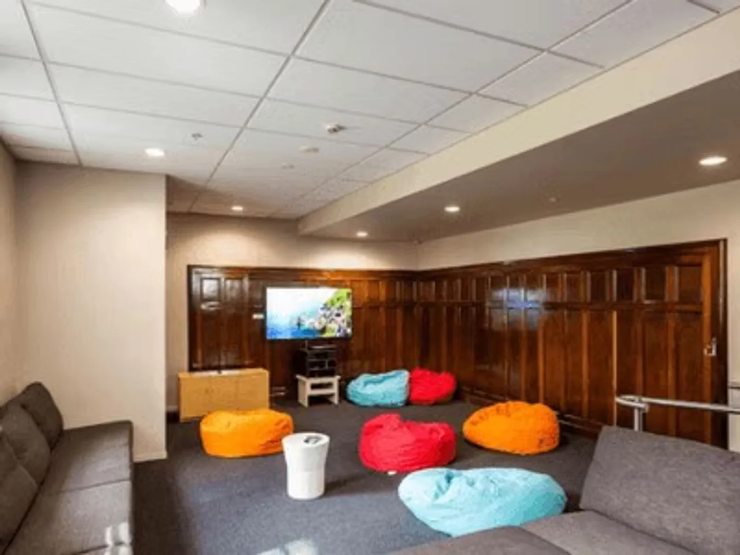 Quarto acessível para estudantes com iluminação ampla em 