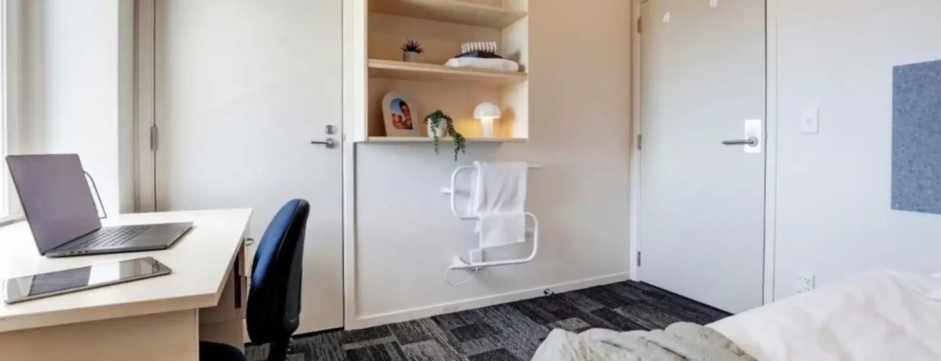 Chambre d'étudiant à  avec espace d'étude et installations communes
