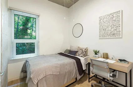Quarto privado em 24th Avenue Northeast, imagem 2 de 49