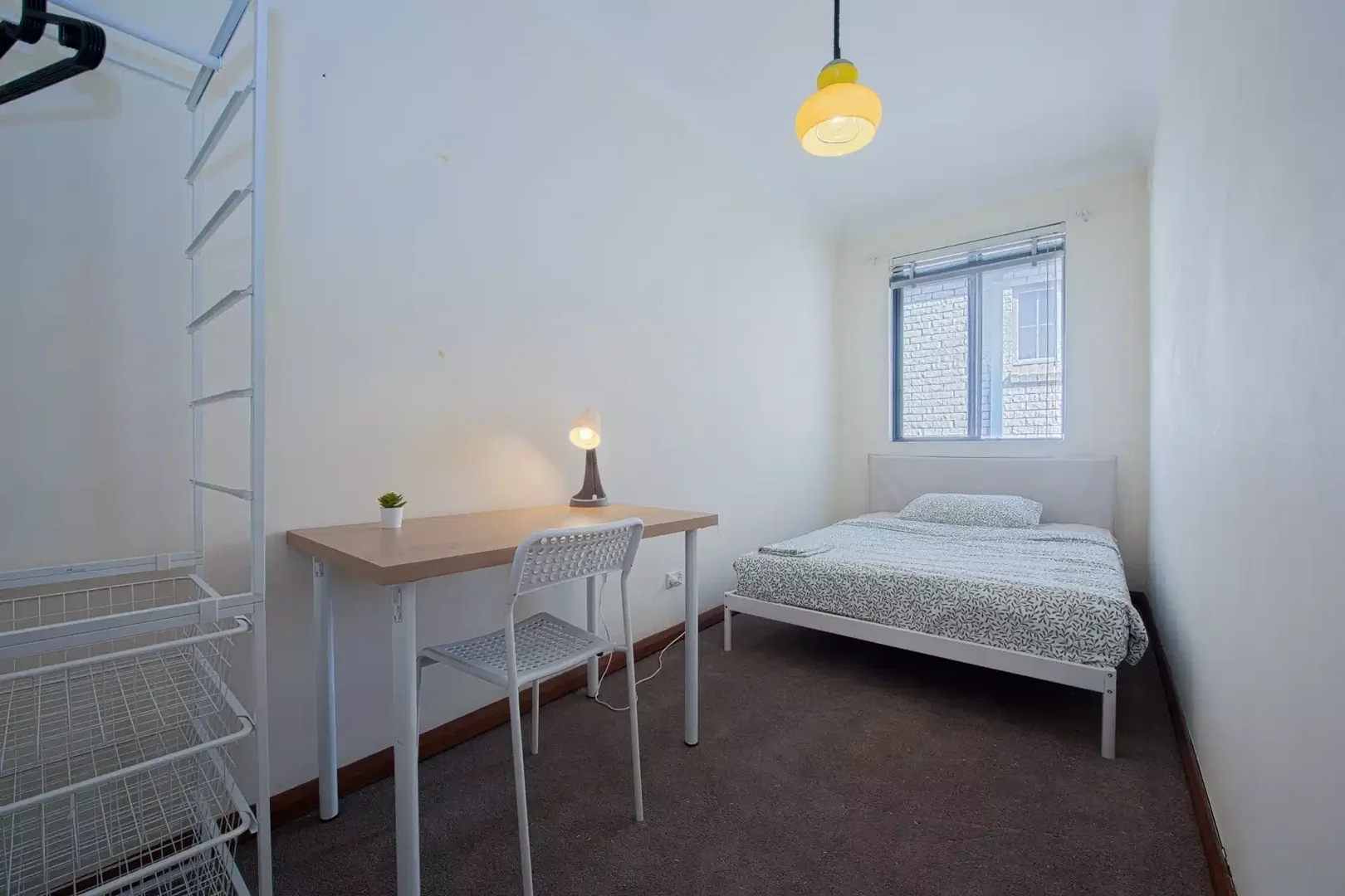 Quarto para alugar em apartamento de estudantes em , totalmente mobilado