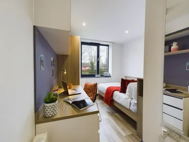 Quarto para alugar num apartamento partilhado em {area}