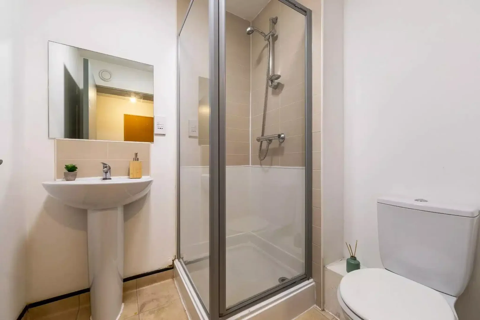Habitación estudiantil funcional perfecta para estudiar en 