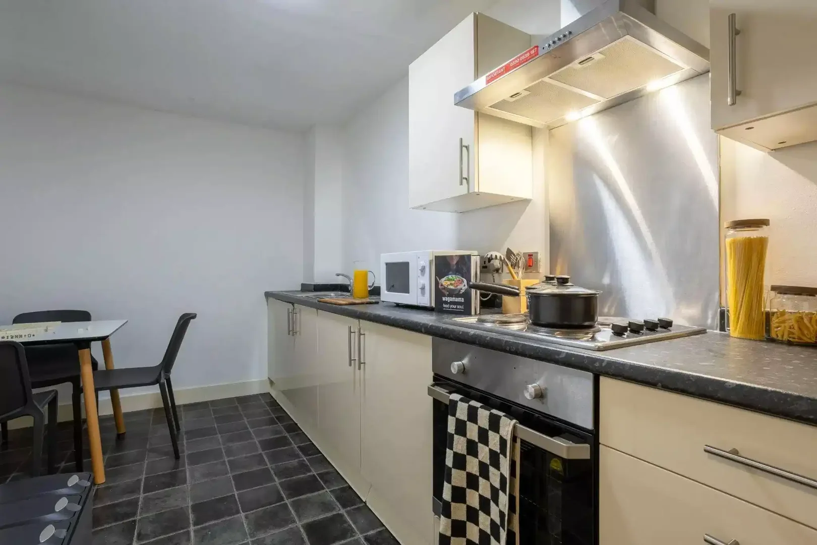 Habitación en apartamento estudiantil en alquiler en , completamente amueblado