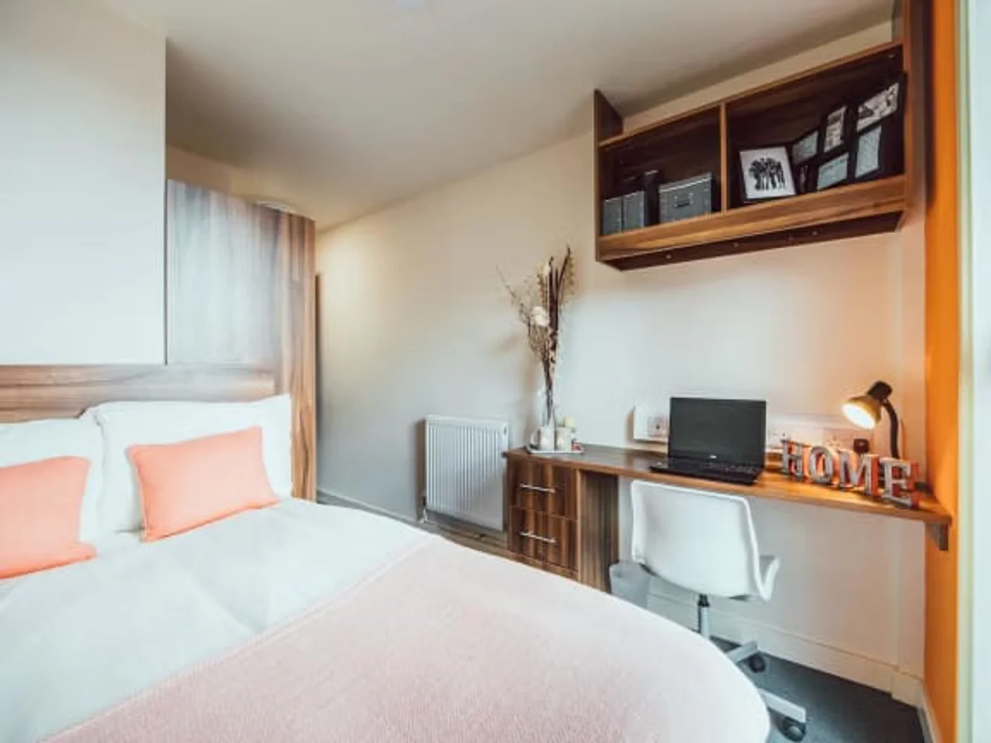 Habitación estudiantil luminosa y aireada con fácil acceso a la universidad en 