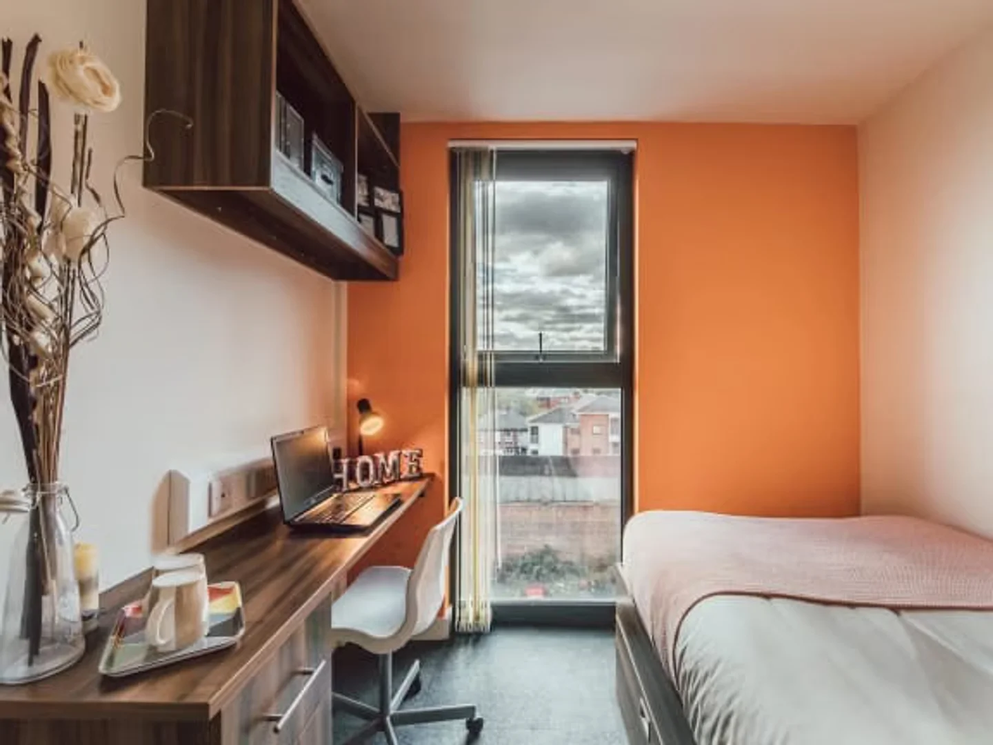 Habitación estudiantil luminosa y aireada con fácil acceso a la universidad en 