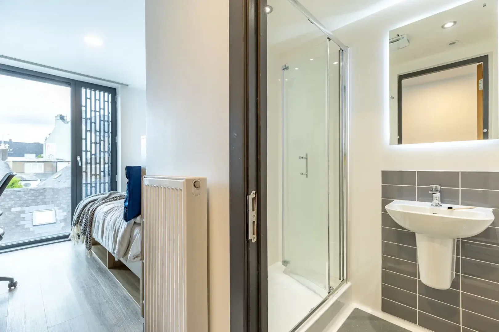 Chambre d'étudiant à  avec espace d'étude et installations communes