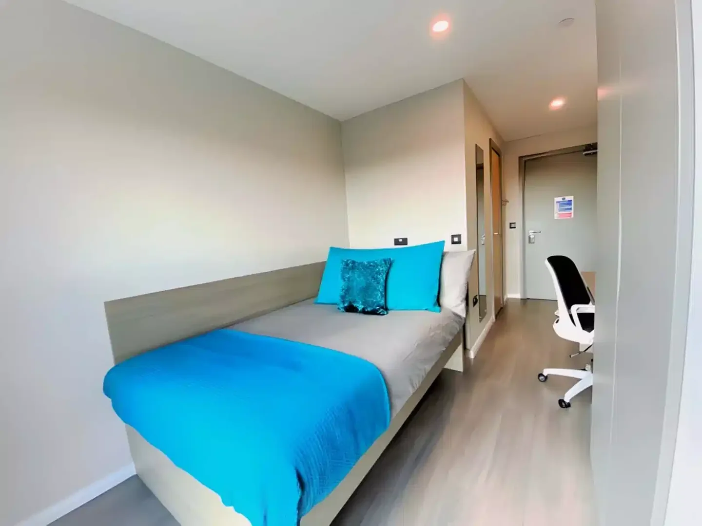 Functional student room perfect for studying in 