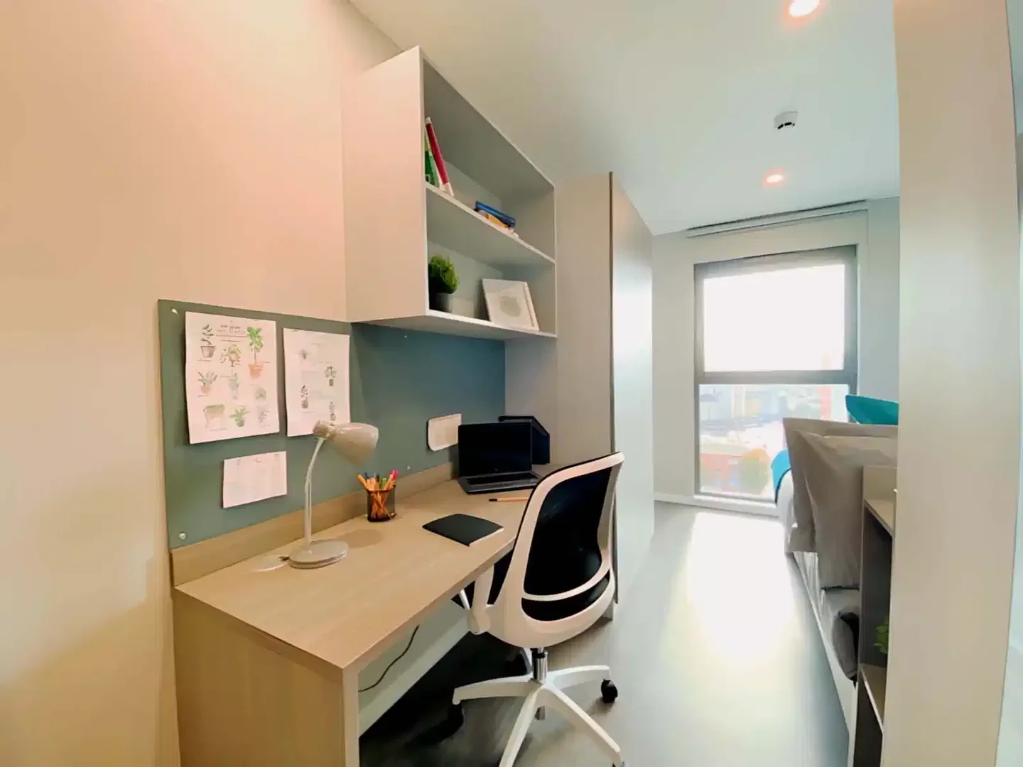 Comfortable and spacious student room in 