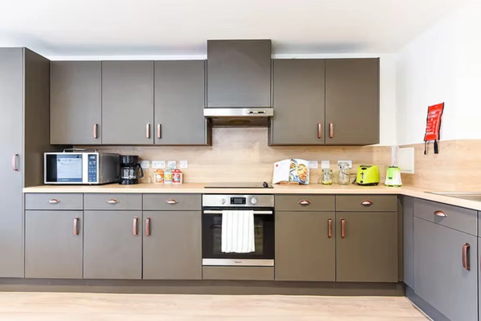 Habitación estudiantil funcional perfecta para estudiar en 