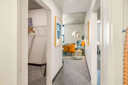 Stanza privata in East Apache Boulevard, immagine 1 di 10