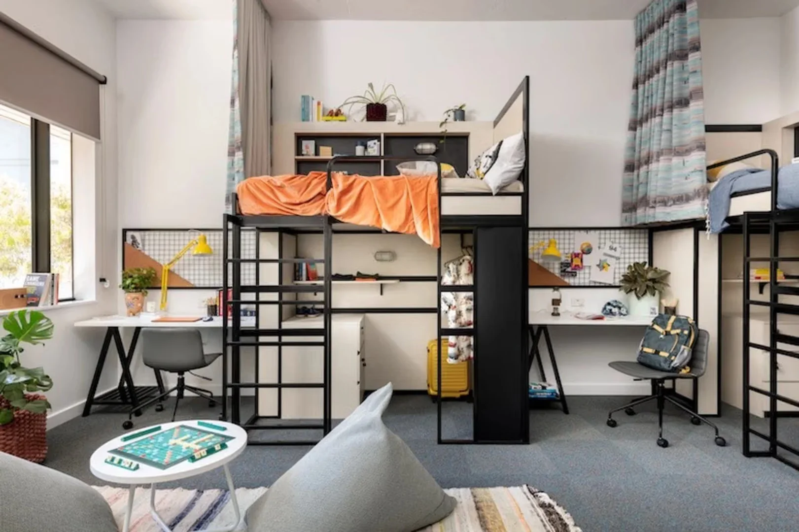 Studentenzimmer in  mit Arbeitsbereich und Gemeinschaftseinrichtungen