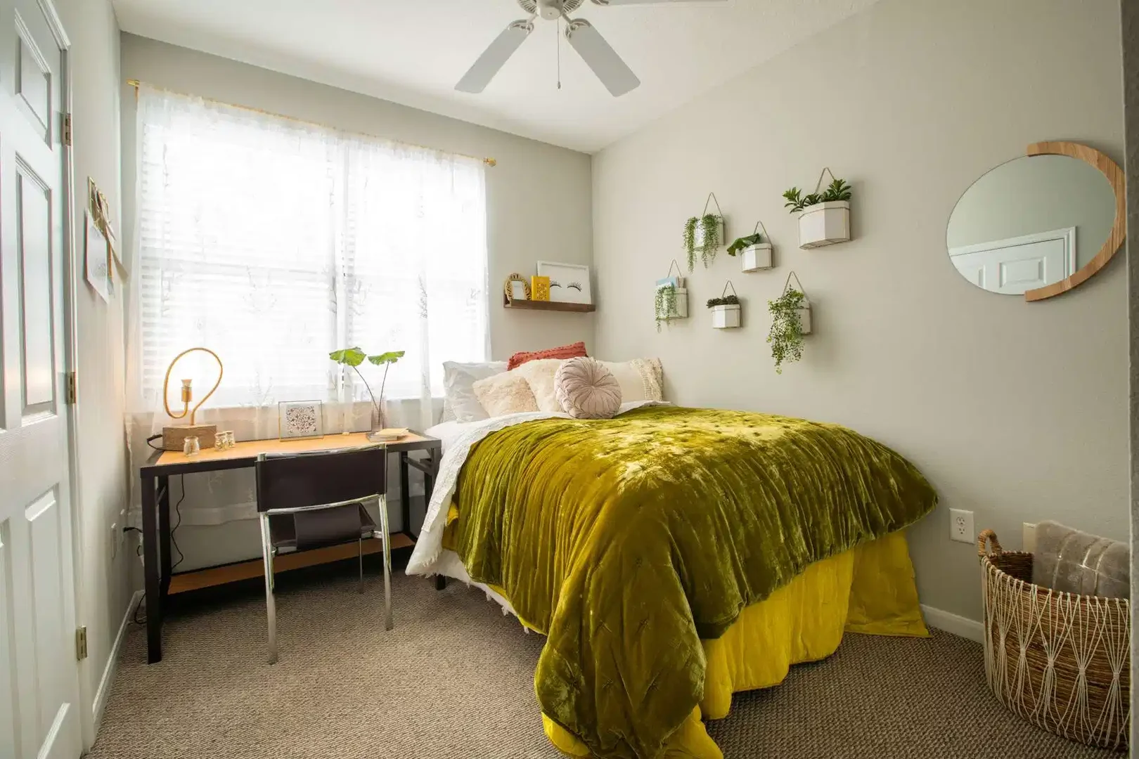 Chambre confortable pour étudiants disponible dans 