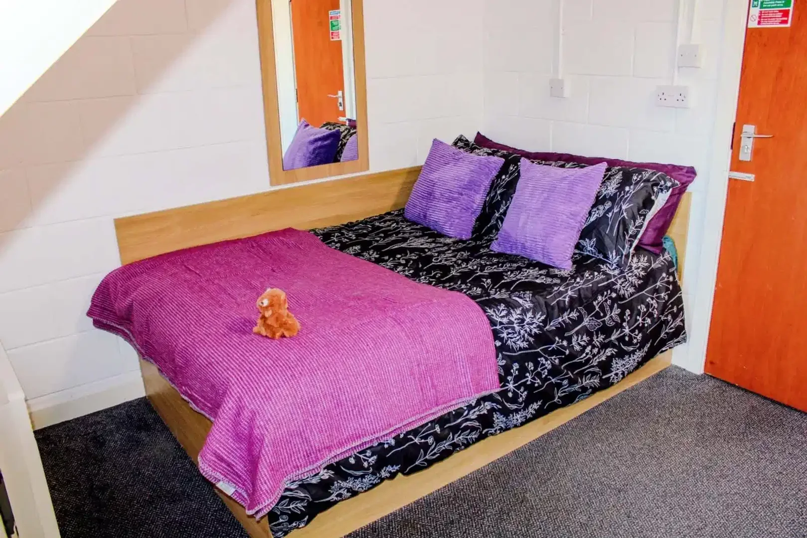 Quarto de estudante luminoso e arejado com acesso fácil à universidade em 