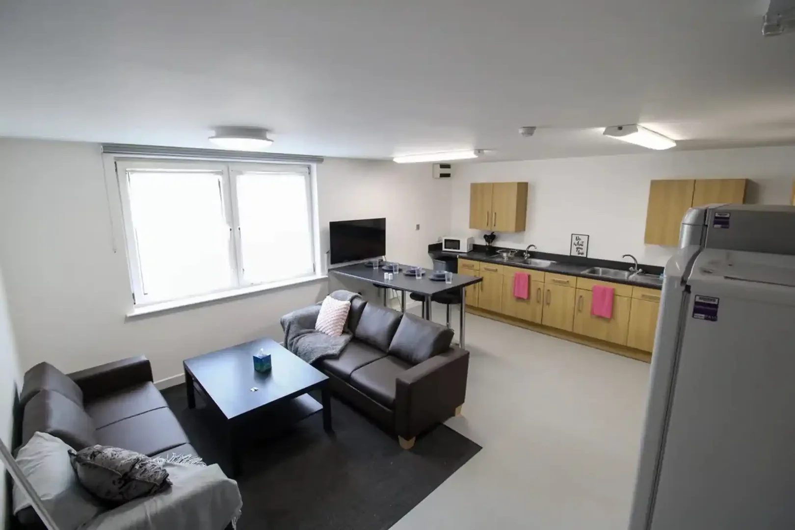 Chambre confortable pour étudiants disponible dans 