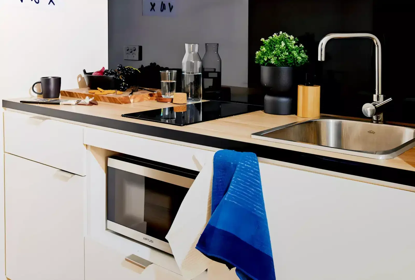 Chambre d'étudiant à  avec espace d'étude et installations communes
