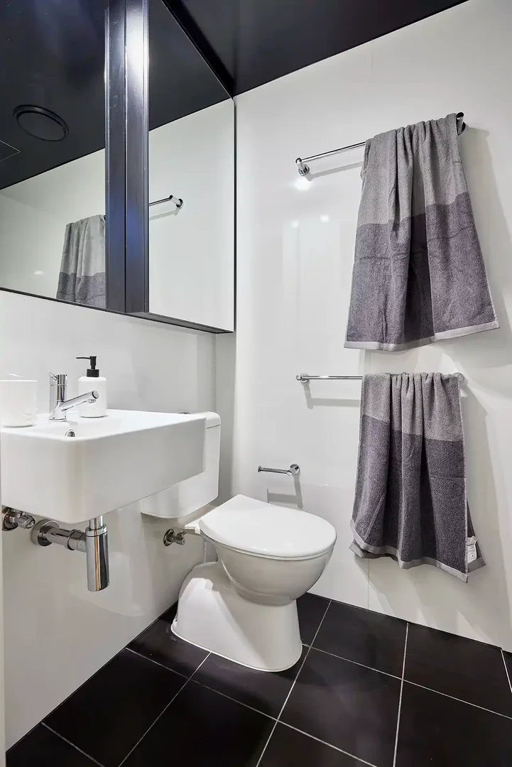 Habitación estudiantil amplia y cómoda en