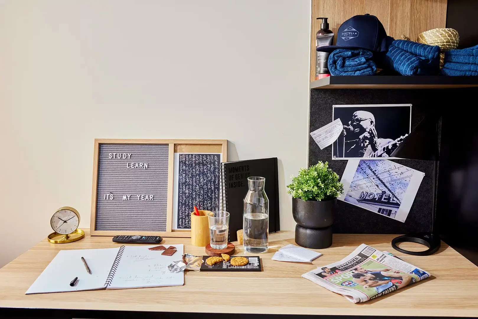 Habitación estudiantil funcional perfecta para estudiar en 