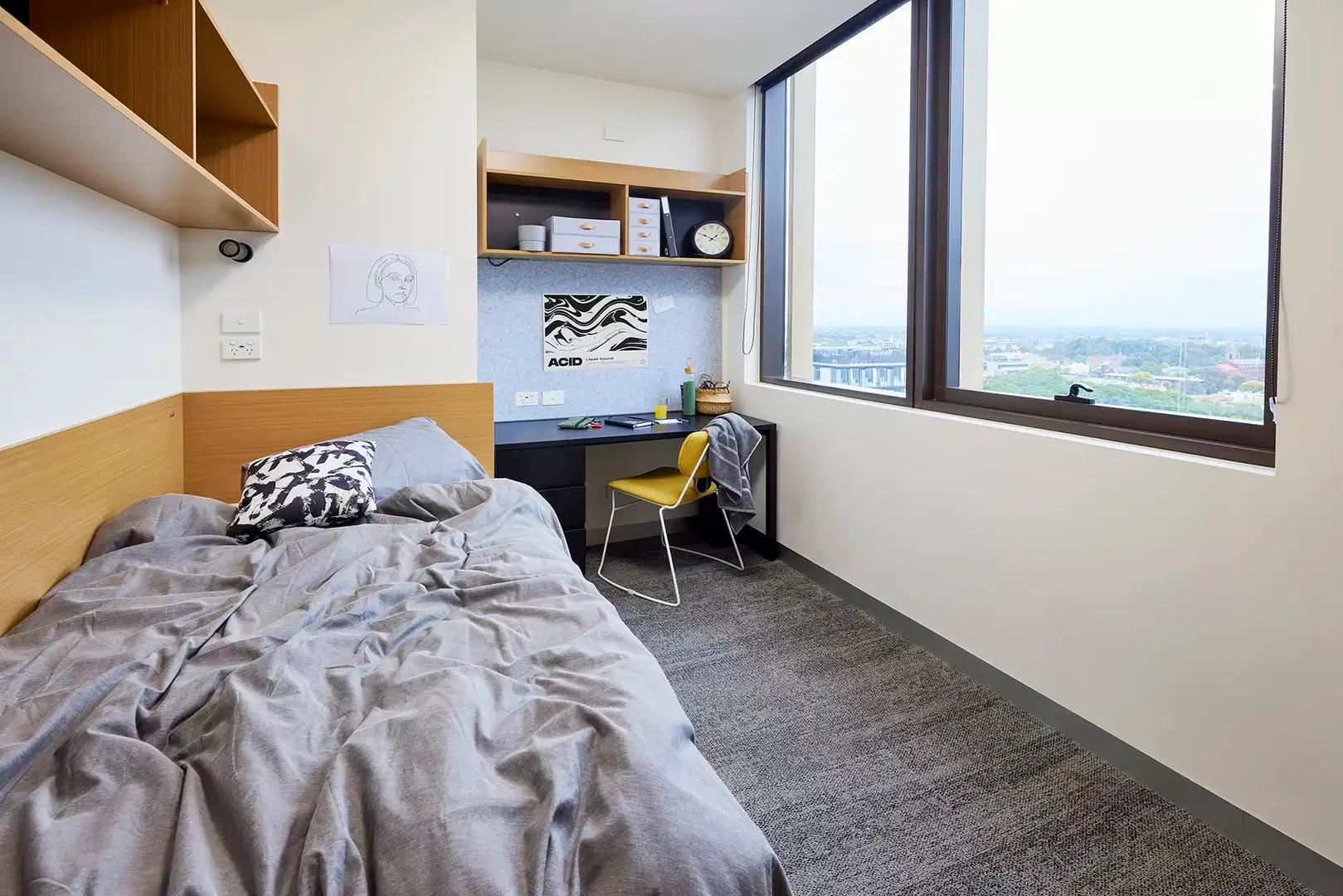 Quarto de estudante luminoso e arejado com acesso fácil à universidade em 