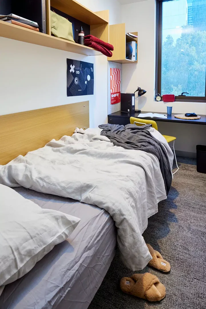 Quarto de estudante em  com área de estudo e instalações partilhadas