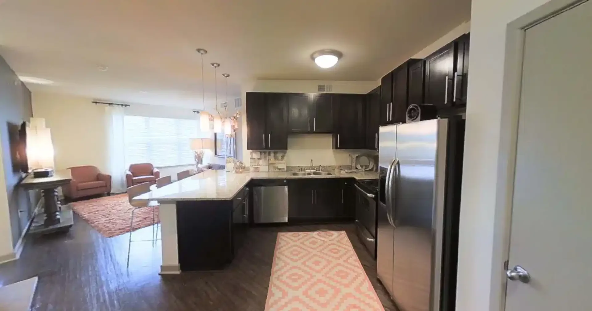 Chic studio apartment near campus in 