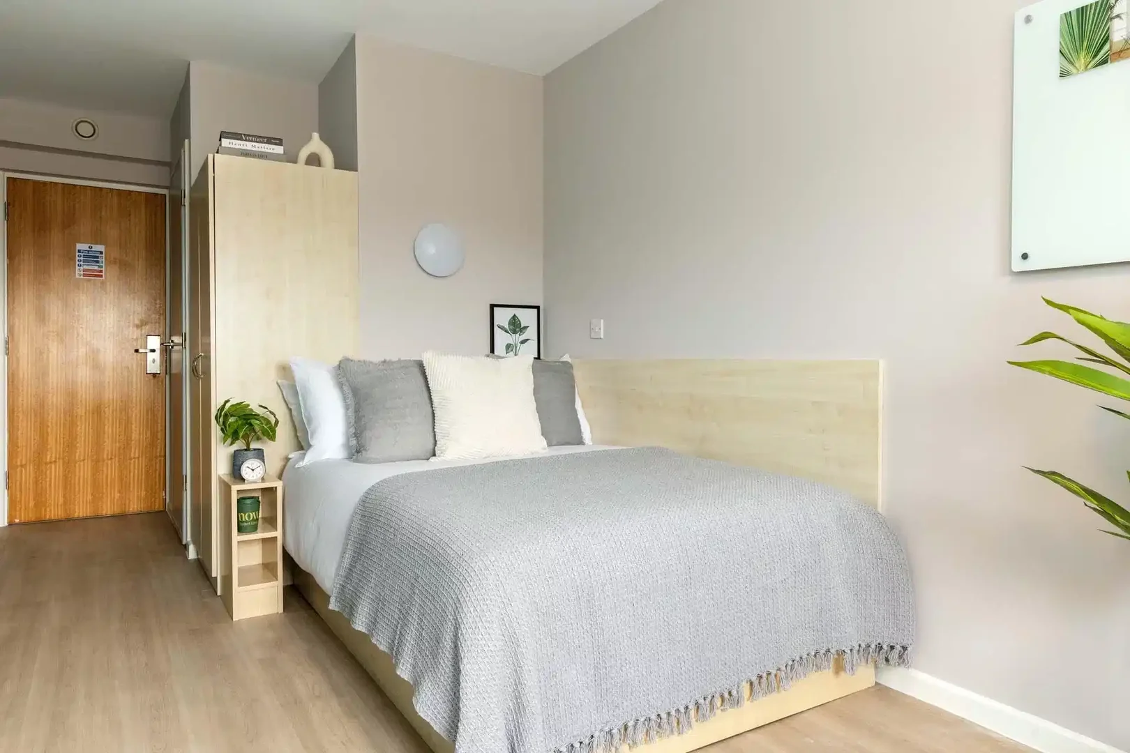 Chambre d'étudiant à avec espace d'étude et installations communes
