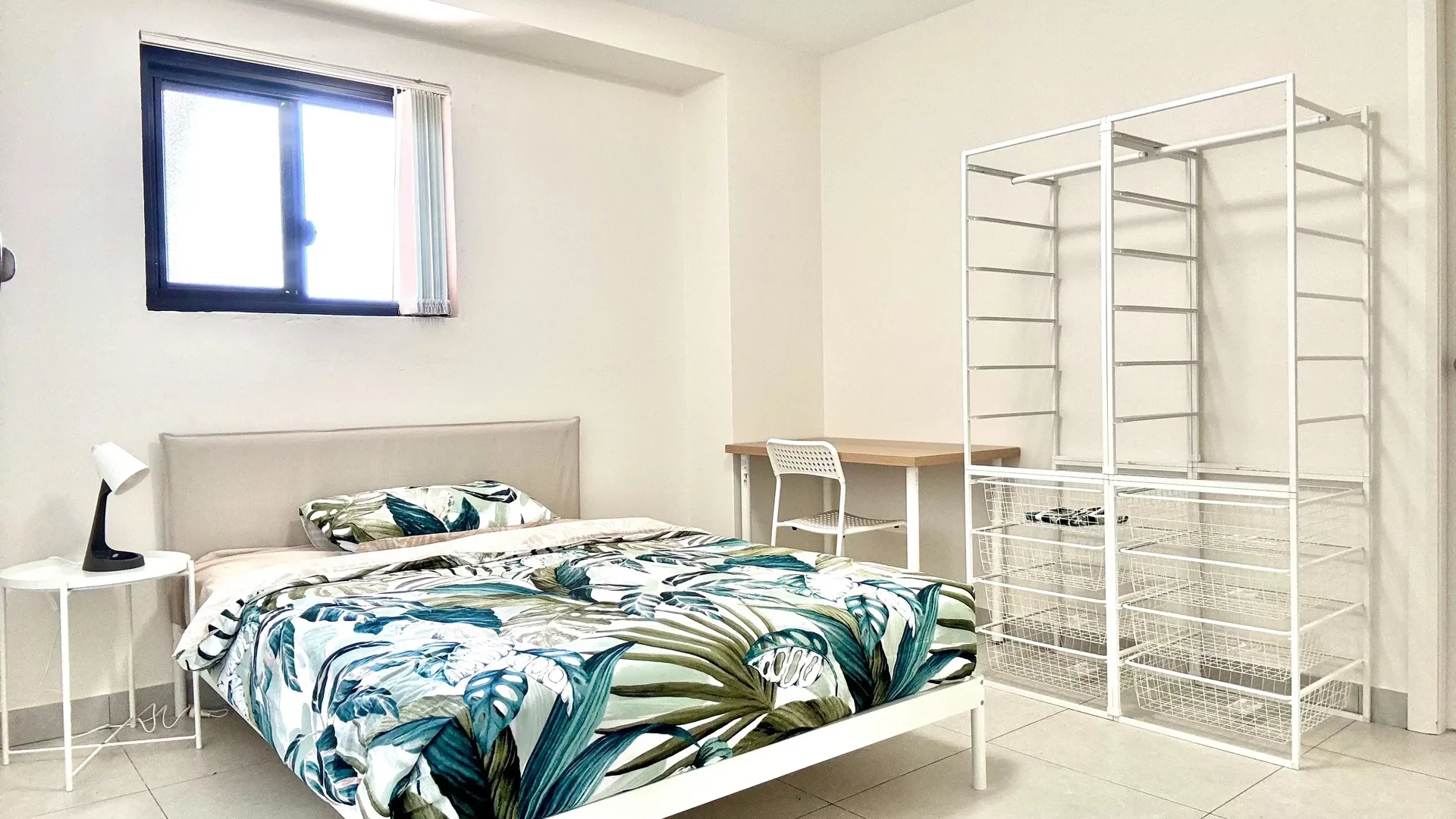 Room for rent in student apartment in , fully furnished