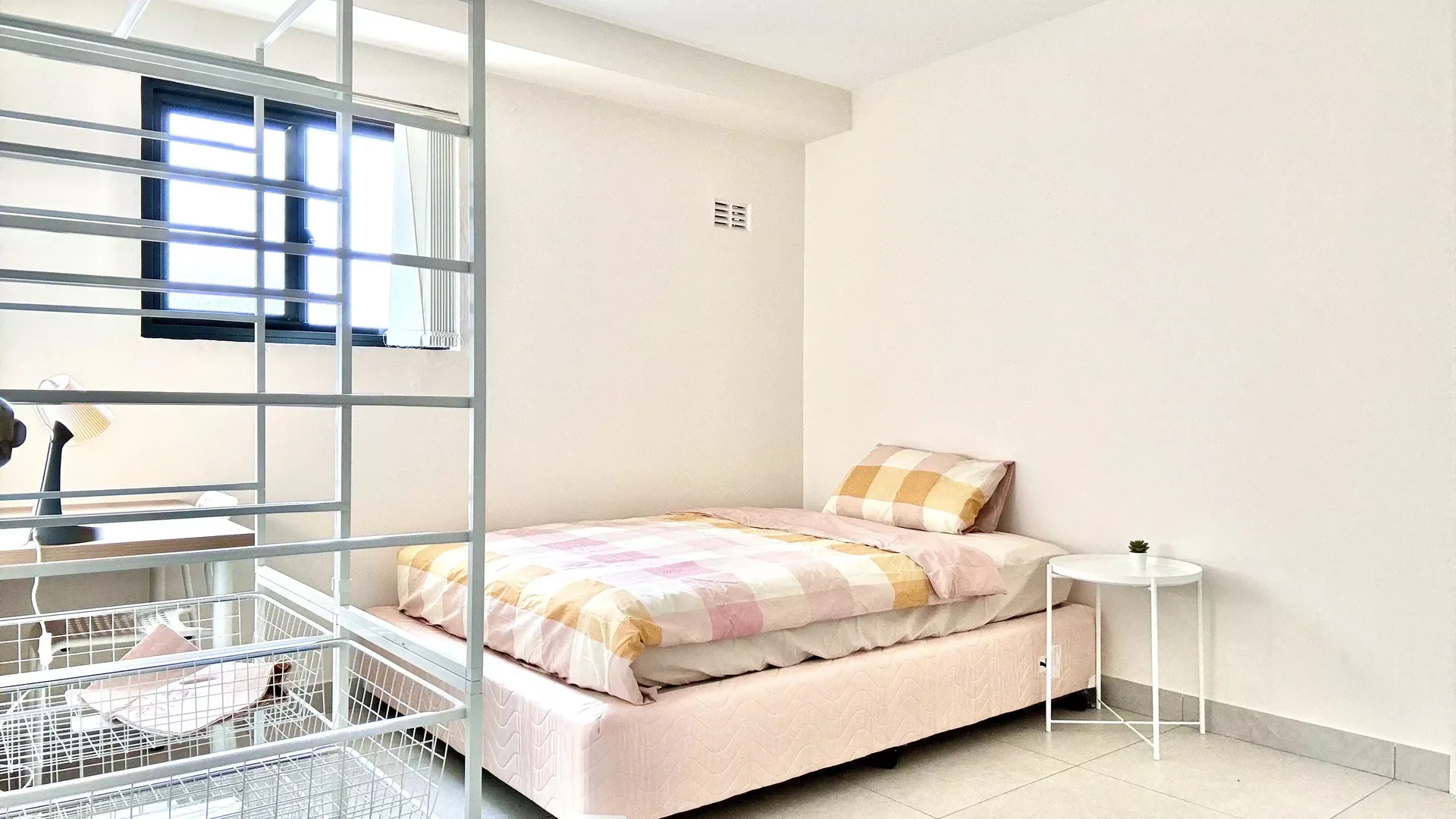 Student-friendly room in with modern amenities