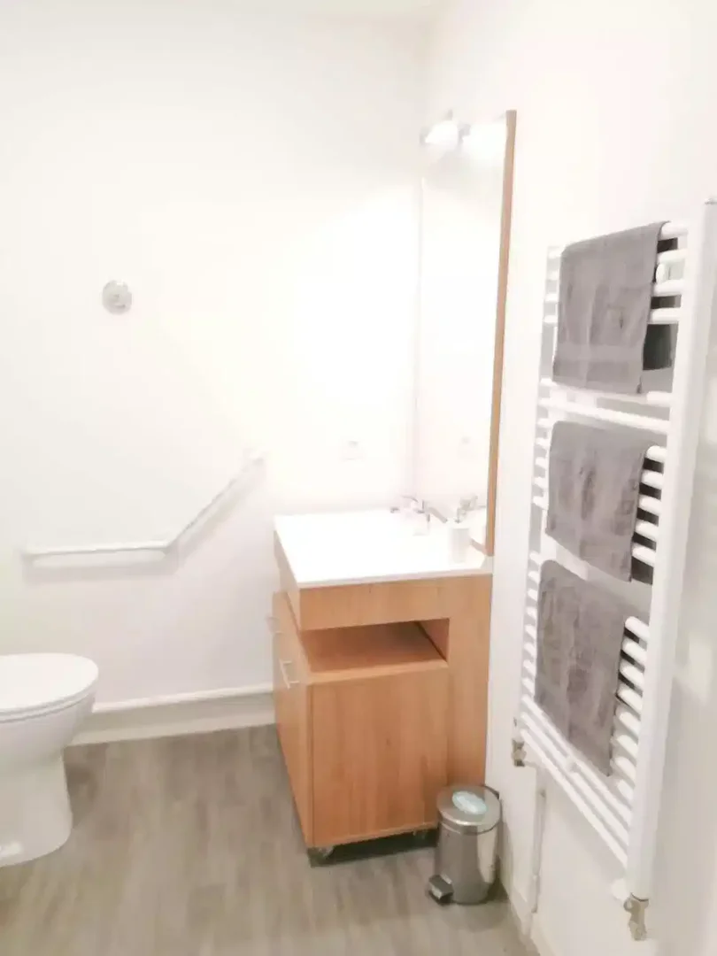 Zimmer in Studentenwohnung in  zu vermieten, voll möbliert