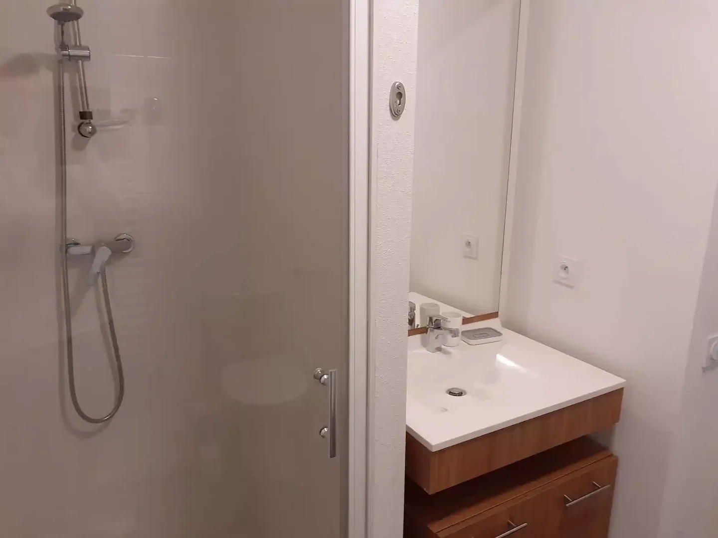Niedrogi apartament typu studio z niezbędnymi funkcjami w 