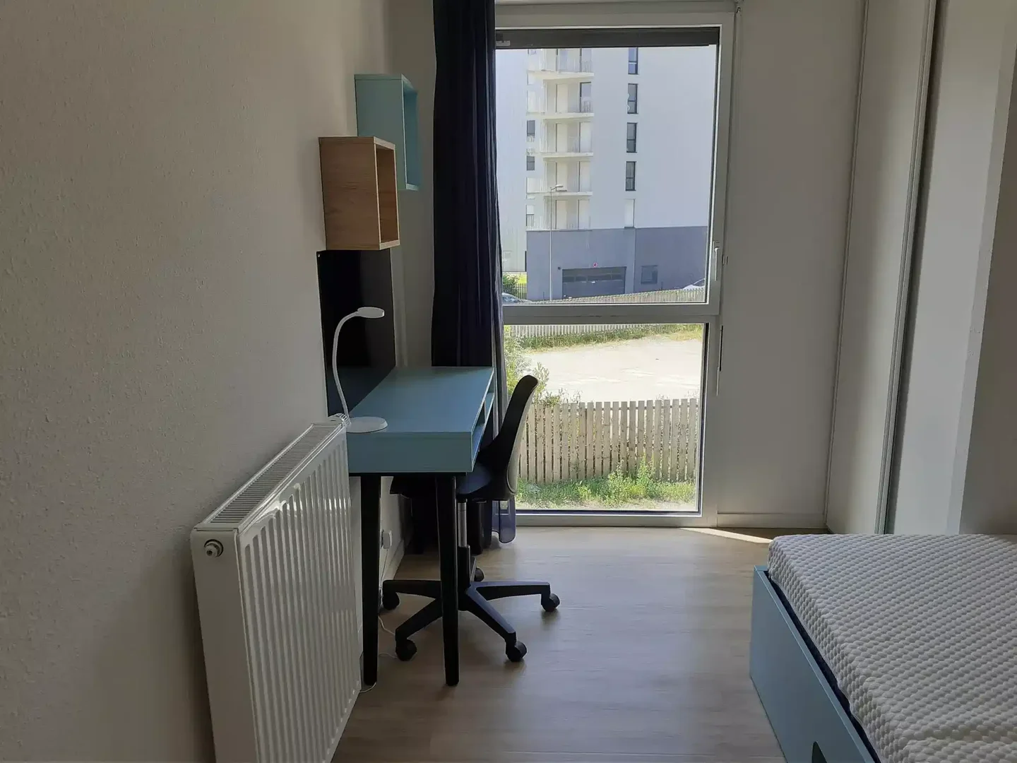 Funkcjonalny pokój studencki idealny do nauki w 