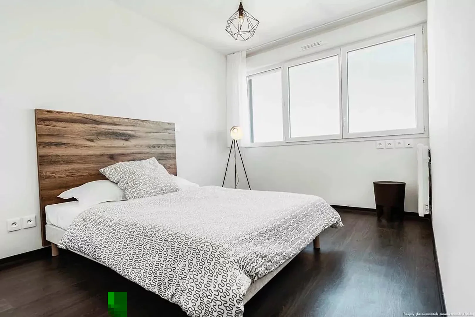 Quarto acessível para estudantes com iluminação ampla em 
