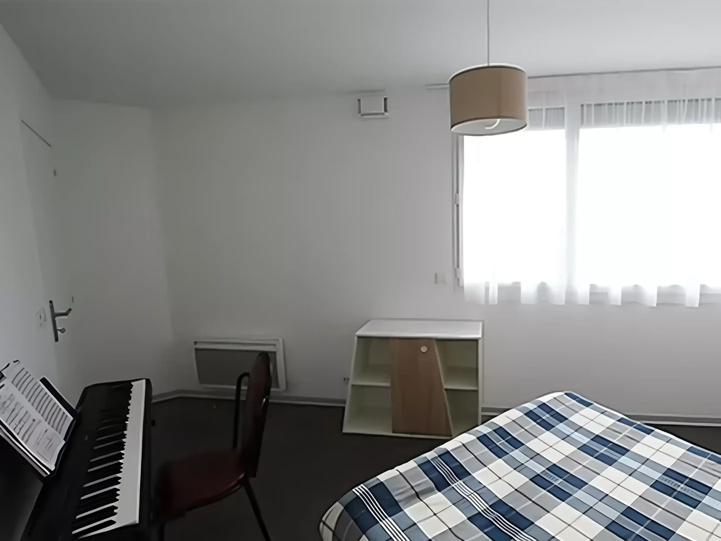 Stanza economica per studenti con ampia illuminazione in 