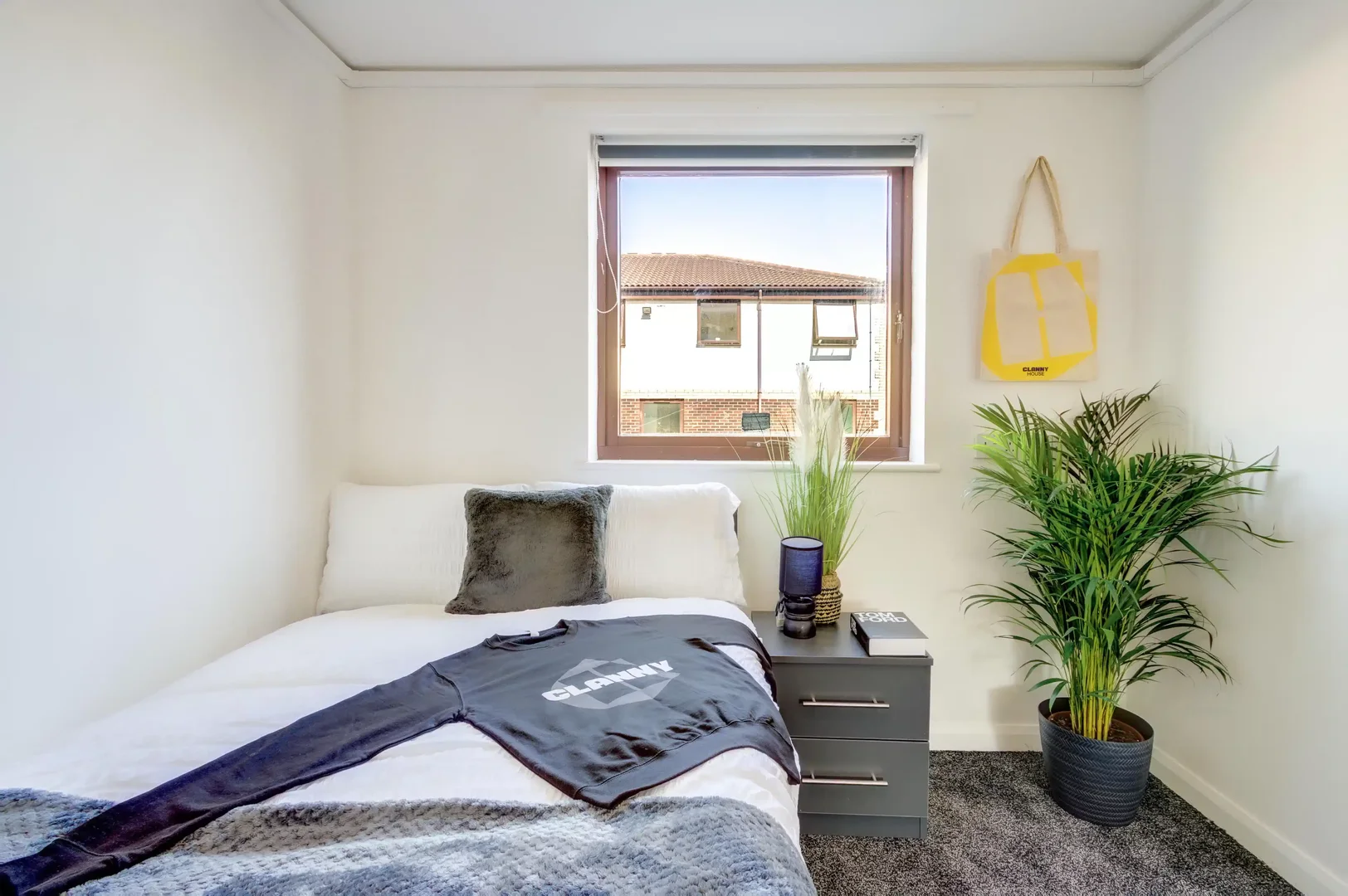 Studentenzimmer in  mit Arbeitsbereich und Gemeinschaftseinrichtungen