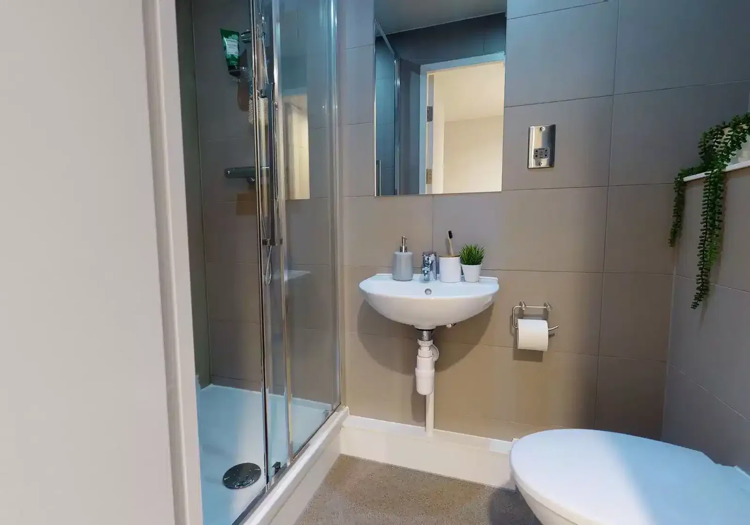 Room for rent in student apartment in , fully furnished