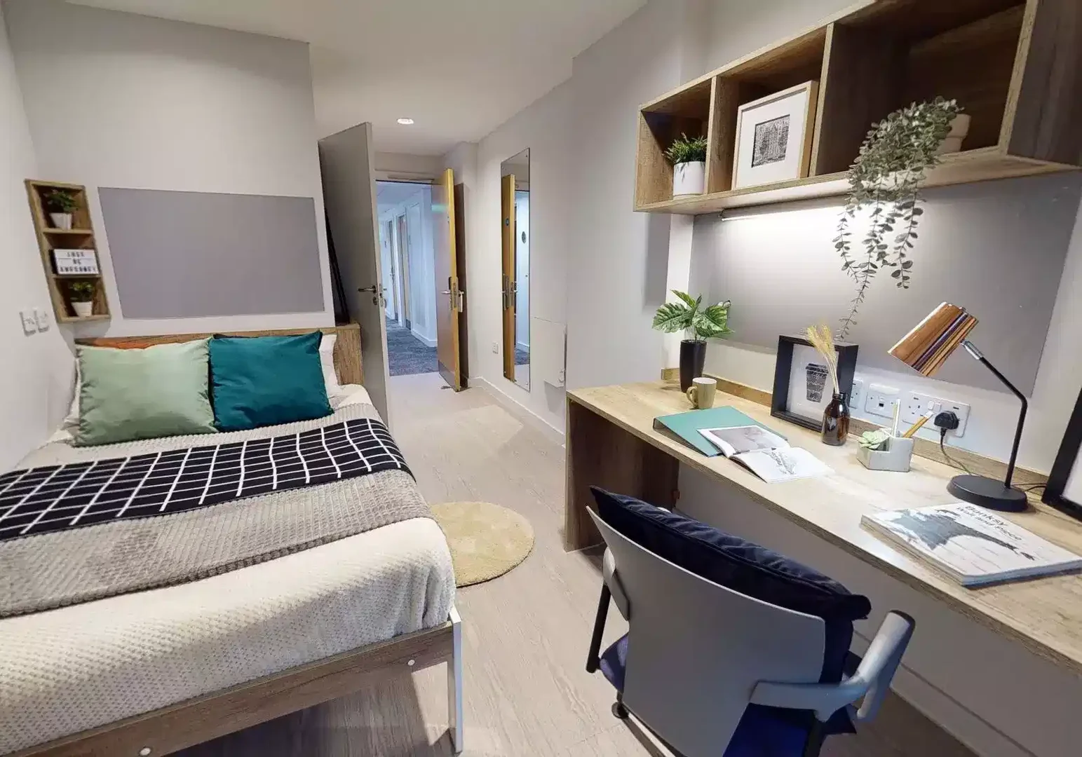 Bright and airy student room with easy university access in 