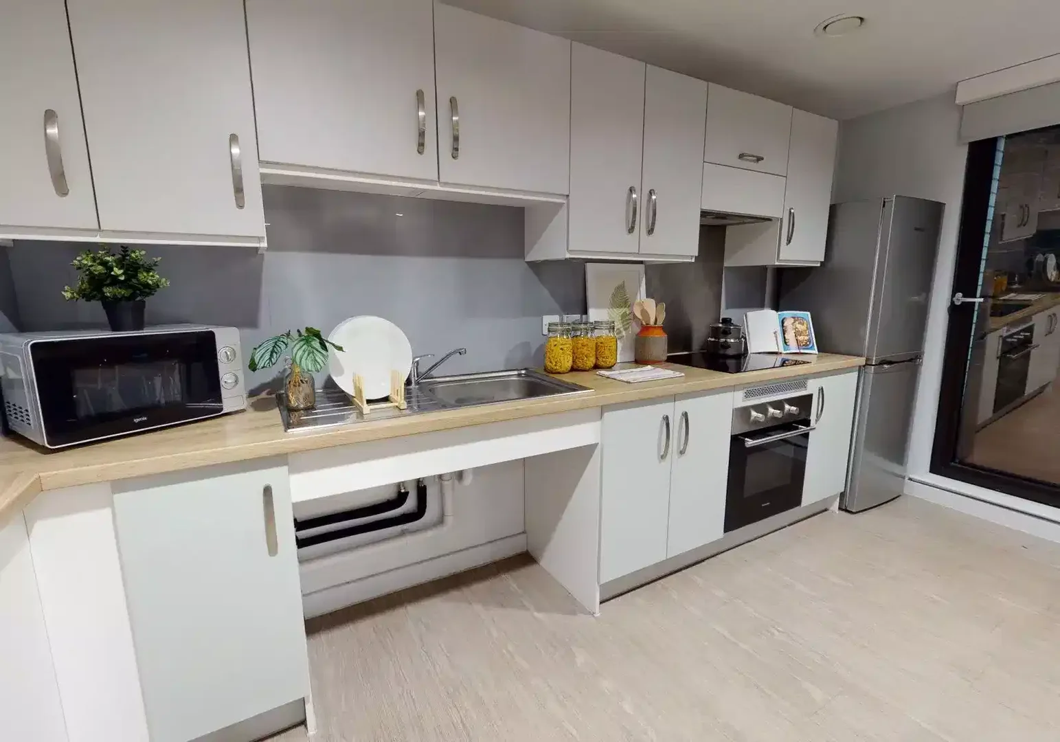Bright and airy student room with easy university access in 