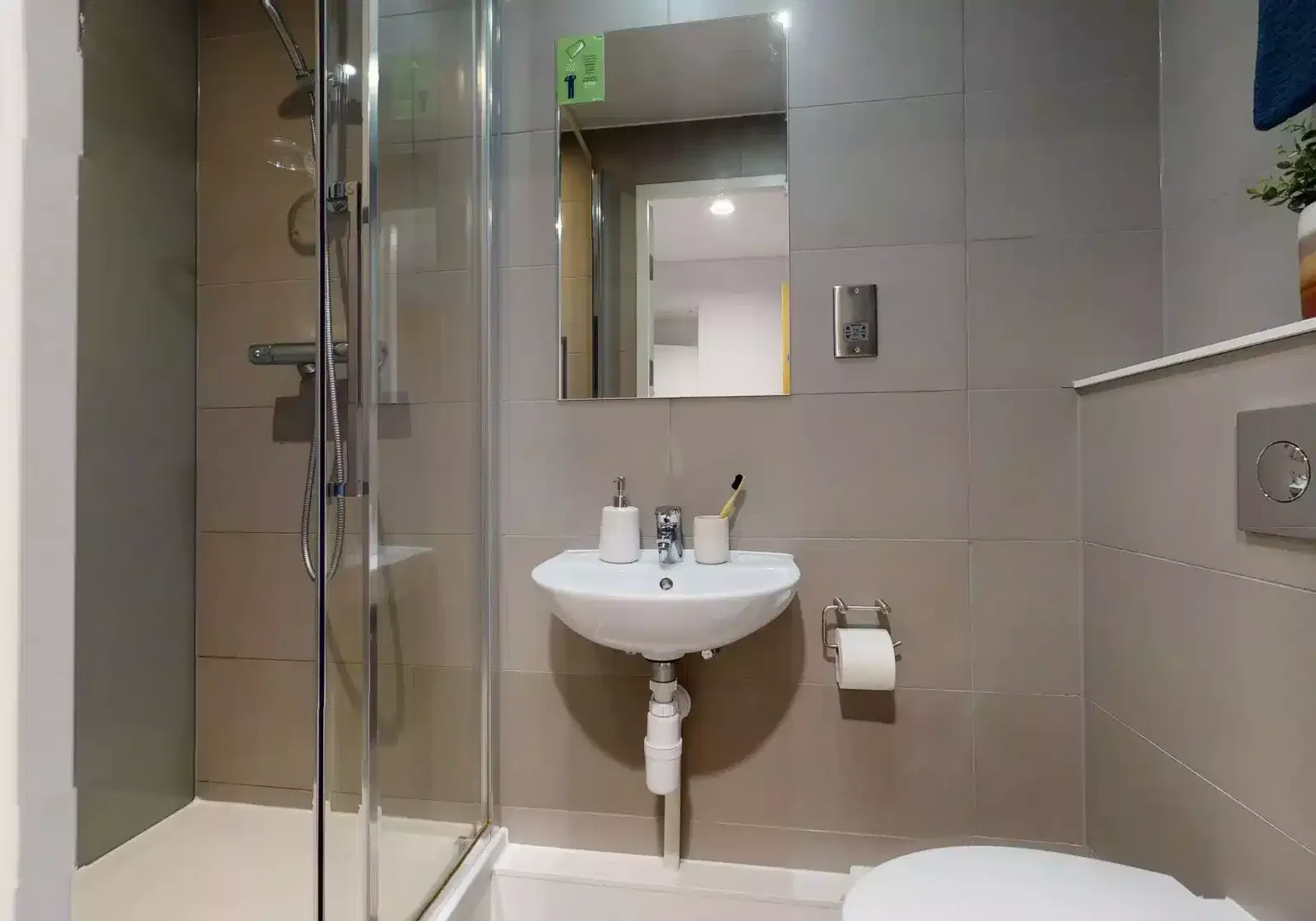 Room for rent in student apartment in , fully furnished
